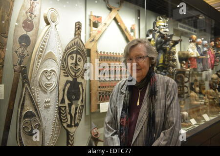 Autore Dame Penelope vivace con manufatti tribali presso il Pitt Rivers Museum di Oxford. Foto Stock