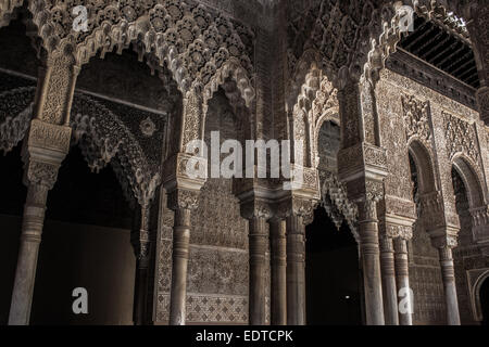 Architectural colpo di La Alhambra de Granada in Spagna. Un campione dell'arte musulmana durante il musulmano-periodo ispanico. Foto Stock