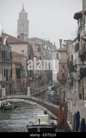 Girato in inverno piccoli canali tra i vicoli di Venezia. Foto Stock