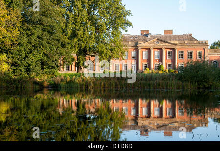 Colwick Hall Hotel si riflette nel lago a Colwick Park, Nottinghamshire England Regno Unito Foto Stock