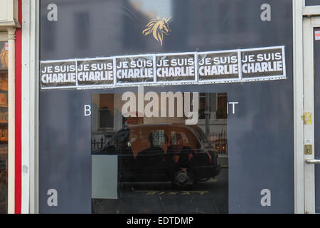 South Kensington, Londra, Regno Unito. 9 gennaio 2015. Negozi francesi a South Kensington mostrano segni che commemora la Parigi tiri a Charlie Hebdo. Credito: Matteo Chattle/Alamy Live News Foto Stock