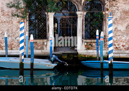 Imbarcazione attraccata da blue + Bianco posti su un canale di Venezia Foto Stock