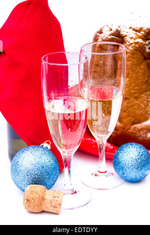 Champagne con ornamenti Natale su sfondo bianco Foto Stock