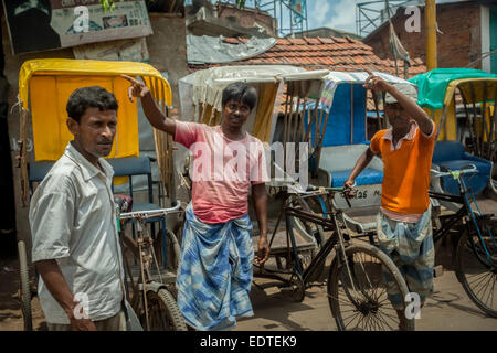 In rickshaw driver in Tamluk, Bengala occidentale. Foto Stock