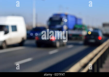 Sfocati vetture sfocata e la strada in una città. Il traffico a Varsavia in Polonia. Copyspace. Foto Stock