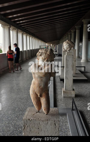 Statua di Eros cupido Dio di amore e di persone che visitano Stoa di Attalos nell'antica agorà. Foto Stock