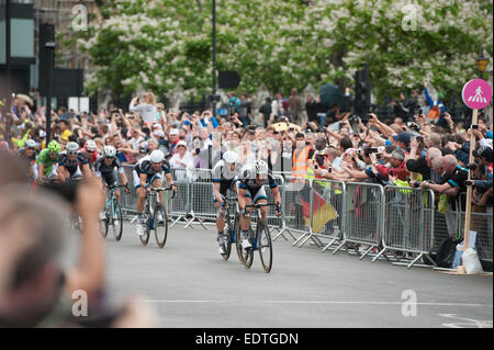 Il Tour de Farnce cycle race arriva a Londra. Dotato di: atmosfera dove: Londra, Regno Unito quando: 07 Lug 2014 Foto Stock