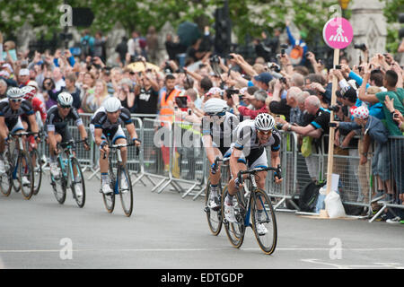 Il Tour de Farnce cycle race arriva a Londra. Dotato di: atmosfera dove: Londra, Regno Unito quando: 07 Lug 2014 Foto Stock