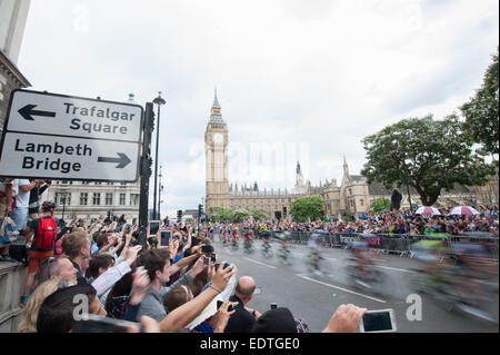 Il Tour de Farnce cycle race arriva a Londra. Dotato di: atmosfera dove: Londra, Regno Unito quando: 07 Lug 2014 Foto Stock