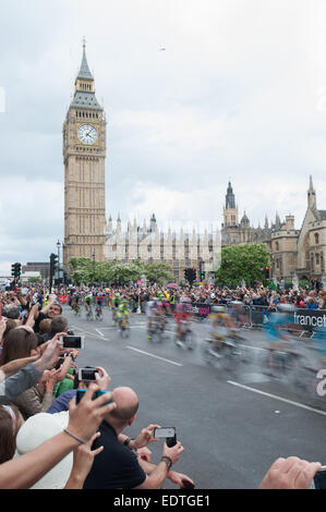 Il Tour de Farnce cycle race arriva a Londra. Dotato di: atmosfera dove: Londra, Regno Unito quando: 07 Lug 2014 Foto Stock