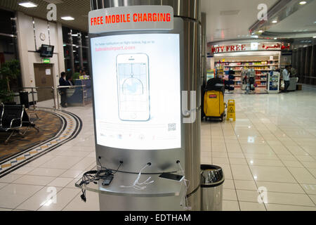 Ricarica gratuita del telefono cellulare, ricarica, ricarica unità alla sala partenze, all'aeroporto internazionale del Bahrain, Bahrain, Medio Oriente Foto Stock