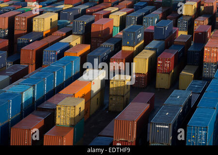 Contenitori di carico sul lato dock a Seaforth Dock Liverpool, in Inghilterra, Regno Unito. Foto Stock