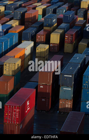 Contenitori di carico sul lato dock a Seaforth Dock Liverpool, in Inghilterra, Regno Unito. Foto Stock