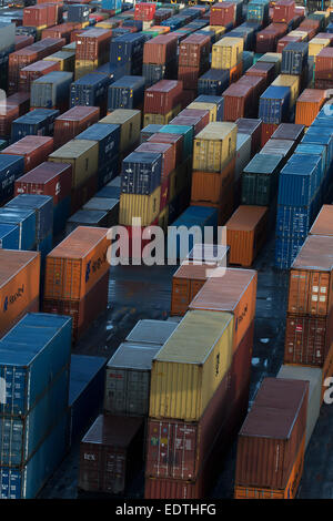 Contenitori di carico sul lato dock a Seaforth Dock Liverpool, in Inghilterra, Regno Unito. Foto Stock