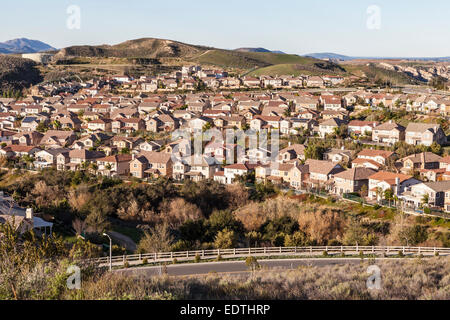 La mattina presto luce su righe di eleganti case suburbane di Simi Valley vicino a Los Angeles, California. Foto Stock