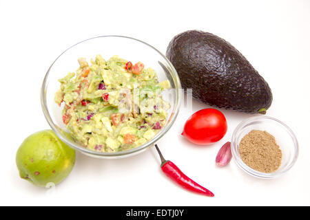 Salsa guacamole e ingredienti su sfondo bianco Foto Stock