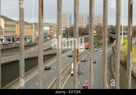 Autostrada M8 attraverso la ringhiera sul ponte pedonale a Charing Cross a Glasgow, Scozia Foto Stock