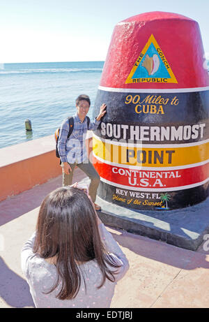 Il punto più meridionale continentale di U.S.A. marcatore è popolare opportunità fotografica per i turisti stranieri di Key West. Foto Stock