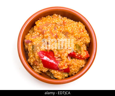 Il couscous con le verdure su una ciotola su sfondo bianco visto da sopra Foto Stock