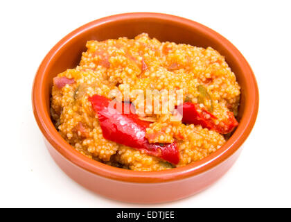 Il couscous con le verdure su una ciotola su sfondo bianco Foto Stock