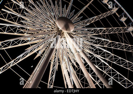 Vista notturna della SkyWheel in Niagara Falls, Ontario Foto Stock