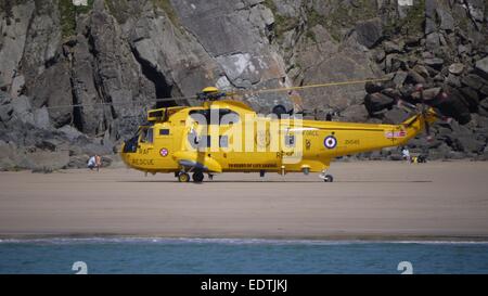 Sea King elicottero frequentando un incidente sulla Marloes Sands, Pembrokeshire, West Wales. Foto Stock