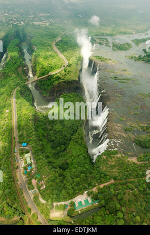 Immagine aerea di Victoria Falls e lo spruzzo presa dal lato dello Zambia e guardando verso lo Zimbabwe, Africa. Foto Stock