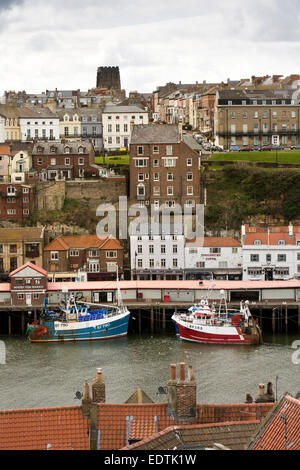 Regno Unito, Inghilterra, nello Yorkshire, Whitby, pesce Quay, vista in elevazione da St Mary's sagrato Foto Stock