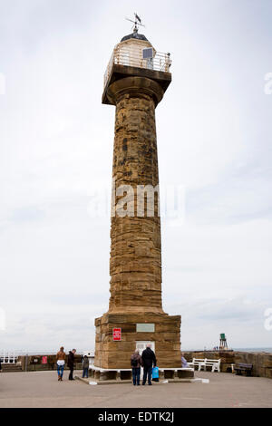 Regno Unito, Inghilterra, nello Yorkshire, Whitby, Molo Ovest faro eretto 1831 sotto la direzione del colonnello Cholmley Foto Stock