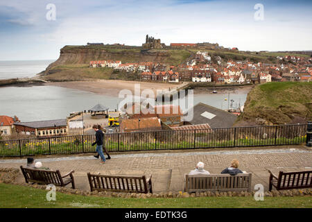 Regno Unito, Inghilterra, nello Yorkshire, Whitby, Est terrazza, panche affacciato sul porto e Abbey Foto Stock