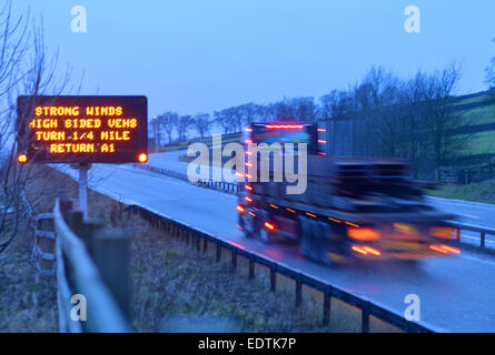 Cartello stradale sulla A66 nella contea di Durham chiuso ad alta facciata veicoli e roulotte Foto Stock