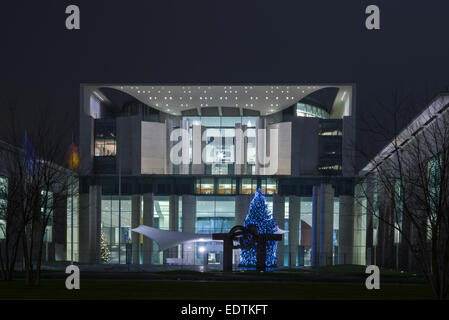 Weihnachtsbaum vor dem Neuen Bundeskanzleramt, Berlino, Deutschland ,albero di Natale di fronte alla nuova Cancelleria tedesca, Germa Foto Stock