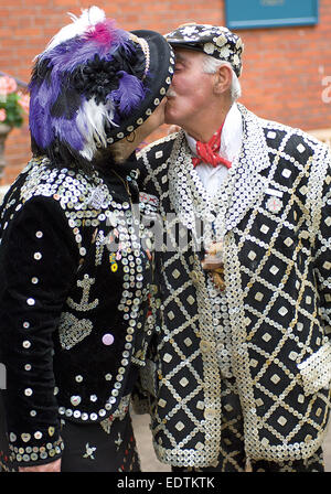 Un perlacea re e regina bacio ogni altro prima della festa della mietitura service.presso la chiesa di San Paolo, Covent Garden. Foto Stock