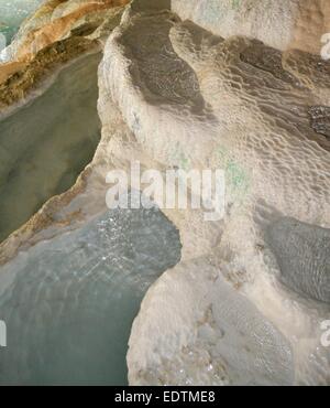 Terrazze in pietra calcarea in travertino con acqua termale minerale e strutture rocciose naturali Foto Stock
