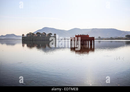 Jal Mahal, nel palazzo d'acqua nell'uomo Sagar lago a Jaipur, Rajasthan, India Foto Stock