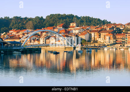 A plentzia fiume con barche e case al tramonto Foto Stock
