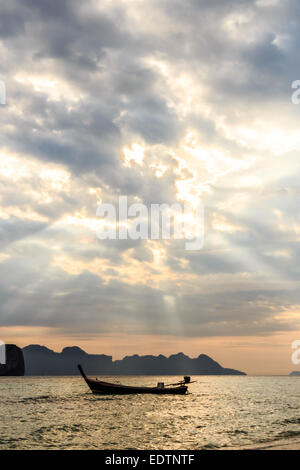 Barca sul mare e cielo con sunbeam a Trang ,Thailandia Foto Stock