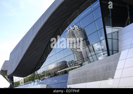 BMW Firmenzentrale spiegelt sich in der Glasfassade der BMW-Welt, München, Bayern, Deutschland, Europa,BMW sede refle Foto Stock