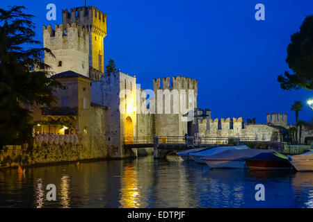 Scaligerburg (Castello Scaligero) a Sirmione am Gardasee bei Nacht, Lombardei, Italien, Europa,Castello Scaligero (Castello Scalig Foto Stock