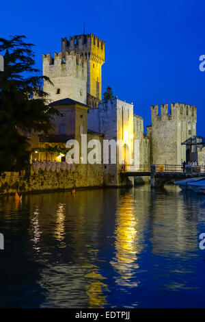 Scaligerburg (Castello Scaligero) a Sirmione am Gardasee bei Nacht, Lombardei, Italien, Europa,Castello Scaligero (Castello Scalig Foto Stock