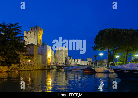 Scaligerburg (Castello Scaligero) a Sirmione am Gardasee bei Nacht, Lombardei, Italien, Europa,Castello Scaligero (Castello Scalig Foto Stock