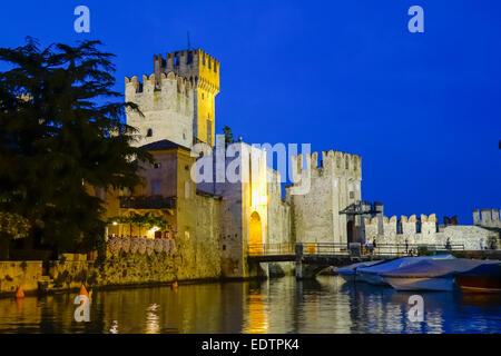 Scaligerburg (Castello Scaligero) a Sirmione am Gardasee bei Nacht, Lombardei, Italien, Europa,Castello Scaligero (Castello Scalig Foto Stock