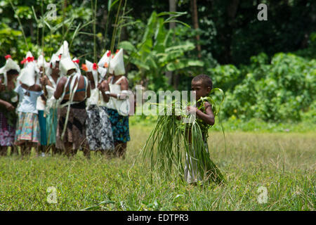 La Melanesia, Isole Salomone, isola di Owaraha o Owa Raha (precedentemente noto come Santa Ana), villaggio di Gupuna aka Ghupuna. Foto Stock