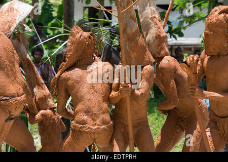 La Melanesia, Isole Salomone, isola di Owaraha o Owa Raha (precedentemente noto come Santa Ana), Gupuna aka Ghupuna. Uomo di fango danza. Foto Stock