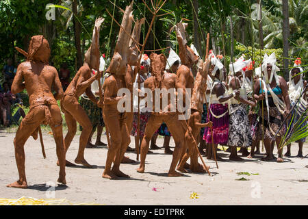 La Melanesia, Isole Salomone, isola di Owaraha o Owa Raha (precedentemente noto come Santa Ana), Gupuna aka Ghupuna. Uomo di fango danza. Foto Stock