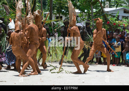 La Melanesia, Isole Salomone, isola di Owaraha o Owa Raha (precedentemente noto come Santa Ana), Gupuna aka Ghupuna. Uomo di fango danza. Foto Stock
