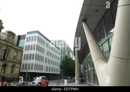 Cielo bianco visualizza Hardman Street a Deansgate, passato edificio RBS per pannelli bianchi " 1 Hardman Street', Spinningfields, Manchester, Regno Unito Foto Stock