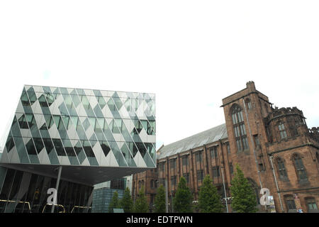 Cielo bianco visualizza post-moderne "1 Avenue" accanto al gotico vittoriano John Rylands Library, Spinningffields Square, Manchester, Regno Unito Foto Stock