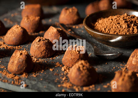 Voglia di tartufi di cioccolato fondente pronto a mangiare Foto Stock