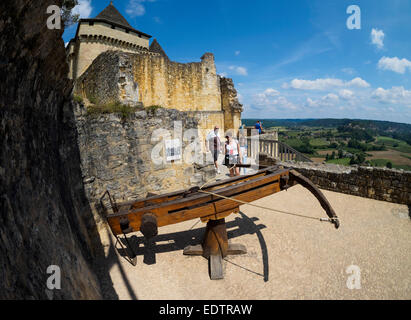 I visitatori di Chateau Castelnaud venite a guardare una torre di tiro con la balestra, costruito intorno all'anno 1340. Foto Stock